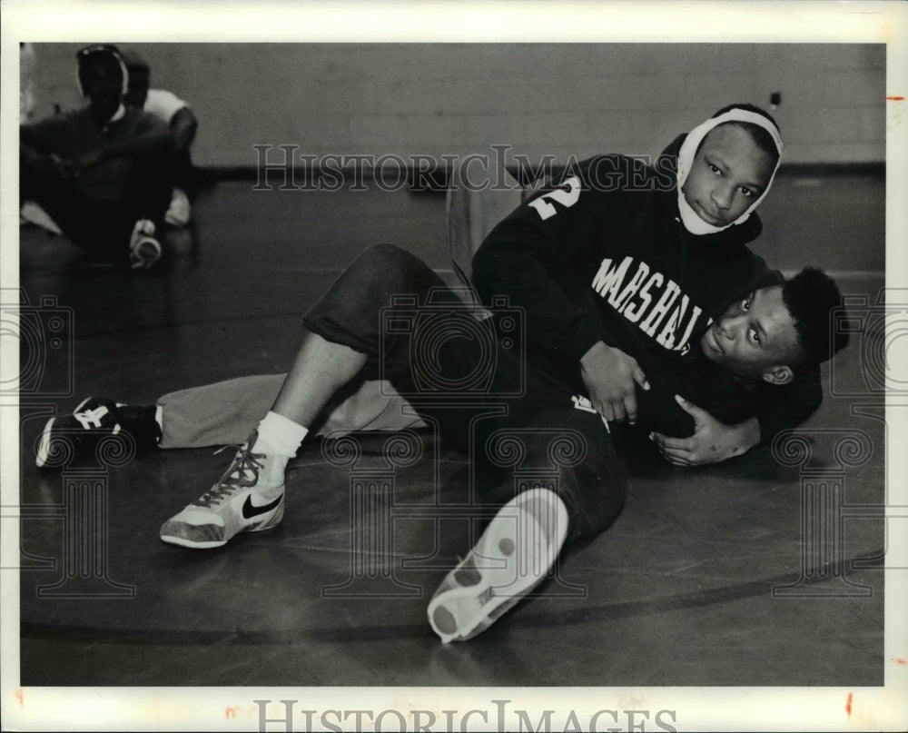 1990 Press Photo Ladawne Bishop, Tomie Anderson-John Marshall High wrestling - Historic Images