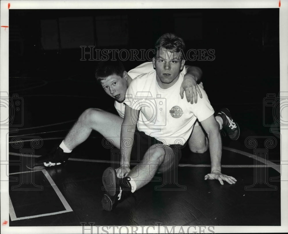 1980 Press Photo Tim Watking &amp; Lynn Bristow at Avon Lake Wrestling practice - Historic Images