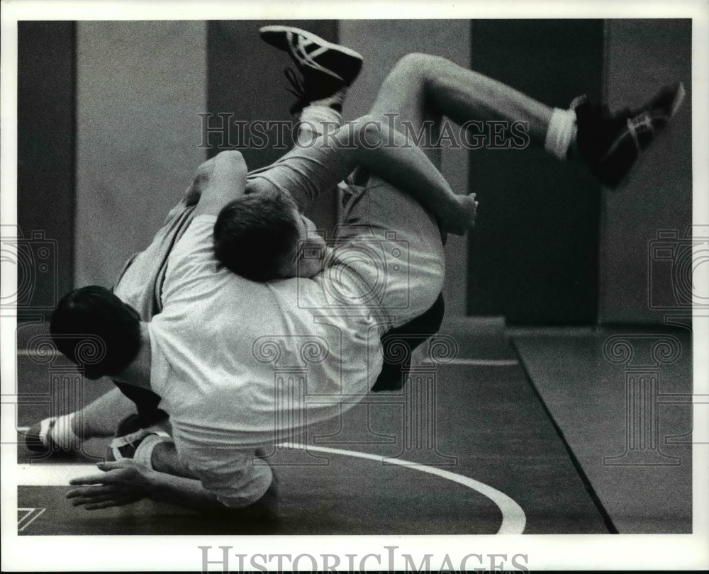 1990 Press Photo Anthony Pariano wrestles Kurt Mellon at Fairview High in Ohio. - Historic Images