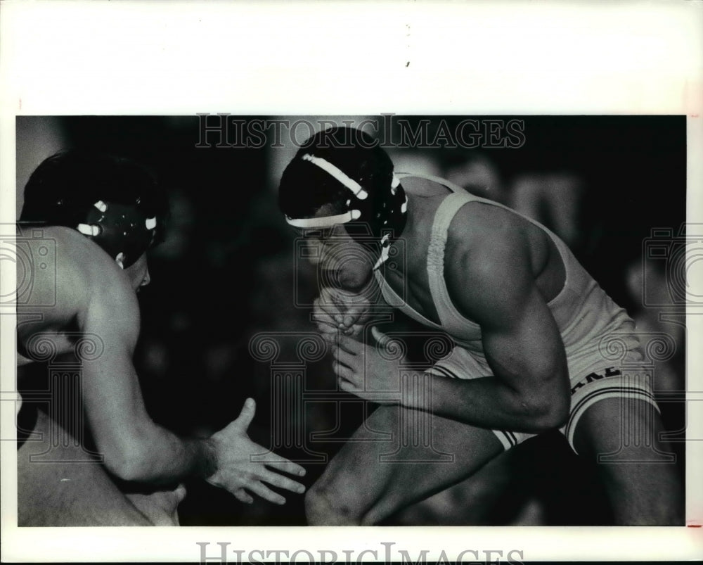 1991 Press Photo Charlie Becks, Lake Catholic, wins against Elder High opponent. - Historic Images