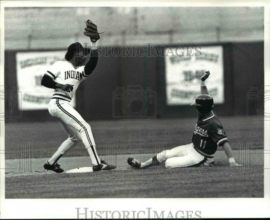 1995 Press Photo Harrah Steals Second Base Franco Covers - cvb42958 - Historic Images