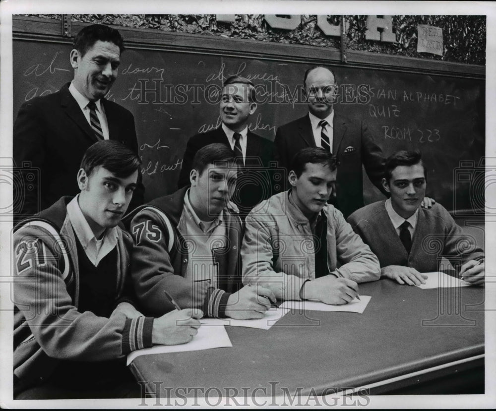 1969 Press Photo Xavier University of Cincinnati struck recruiting gold - Historic Images