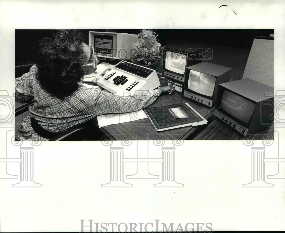 1984 Press Photo Monitors-company parking lot alarms security and warning system - Historic Images
