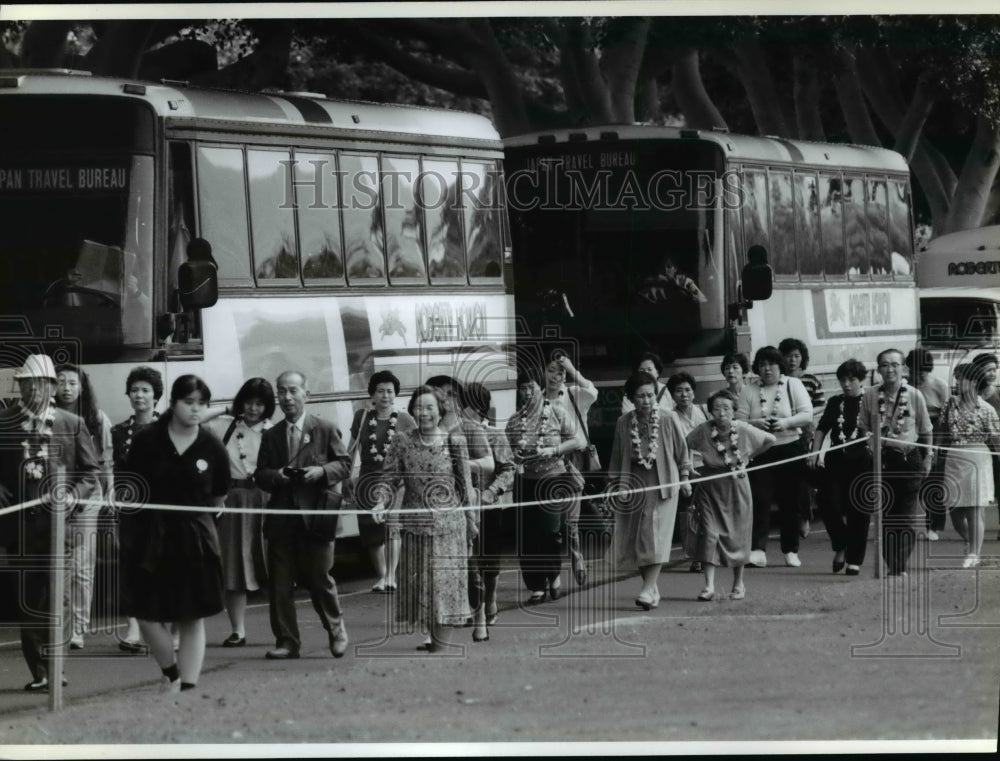 1991 Press Photo Groups of Japanese leave tour buses to visit Punchbowl National - Historic Images