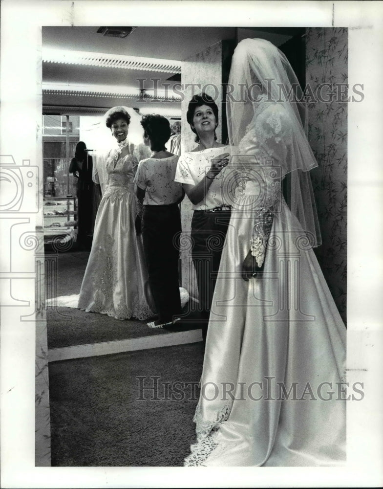 1986 Press Photo Betsy Janda and Janice McNeal on wedding gown at Rose Bridal - Historic Images