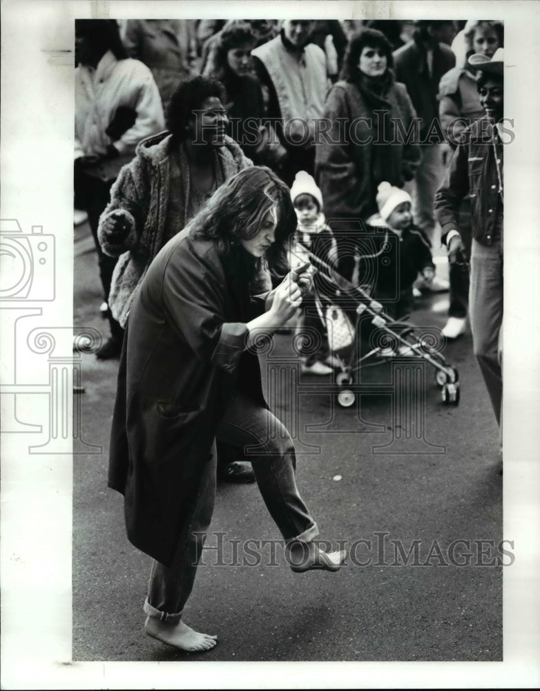 1987 Press Photo Susan Petrone dances barefoot to the song &quot;Barefootin&quot; - Historic Images