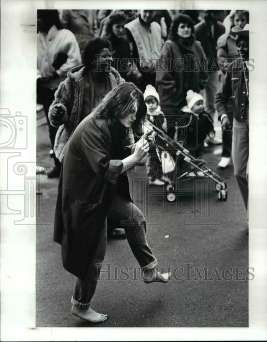 1987 Press Photo Susan Petrone dances barefoot to the song "Barefootin" - Historic Images