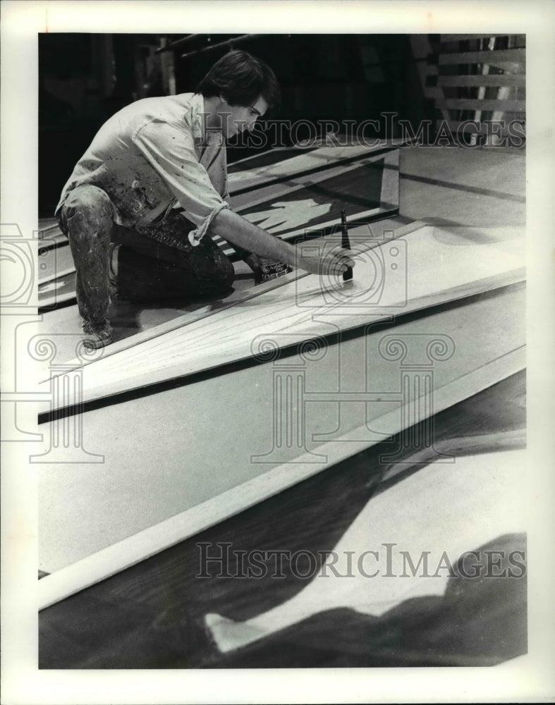 1980 Press Photo Bill Clarke, Points set of Rickelt Theatre. Lake Erie College - Historic Images