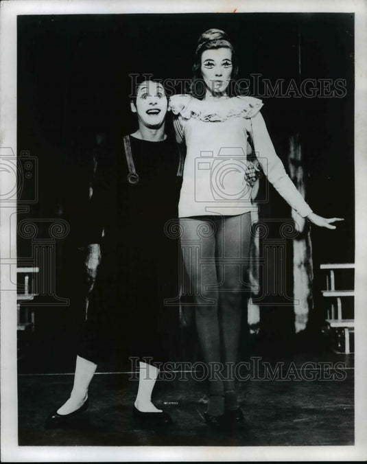 1967 Press Photo: Jack Warner, June Comptom - Stop the World, I Want to Get Off" - Historic Images