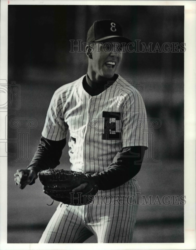 1991 Press Photo Euclid High School pitcher Ed Zivnoska celebrates after an out - Historic Images