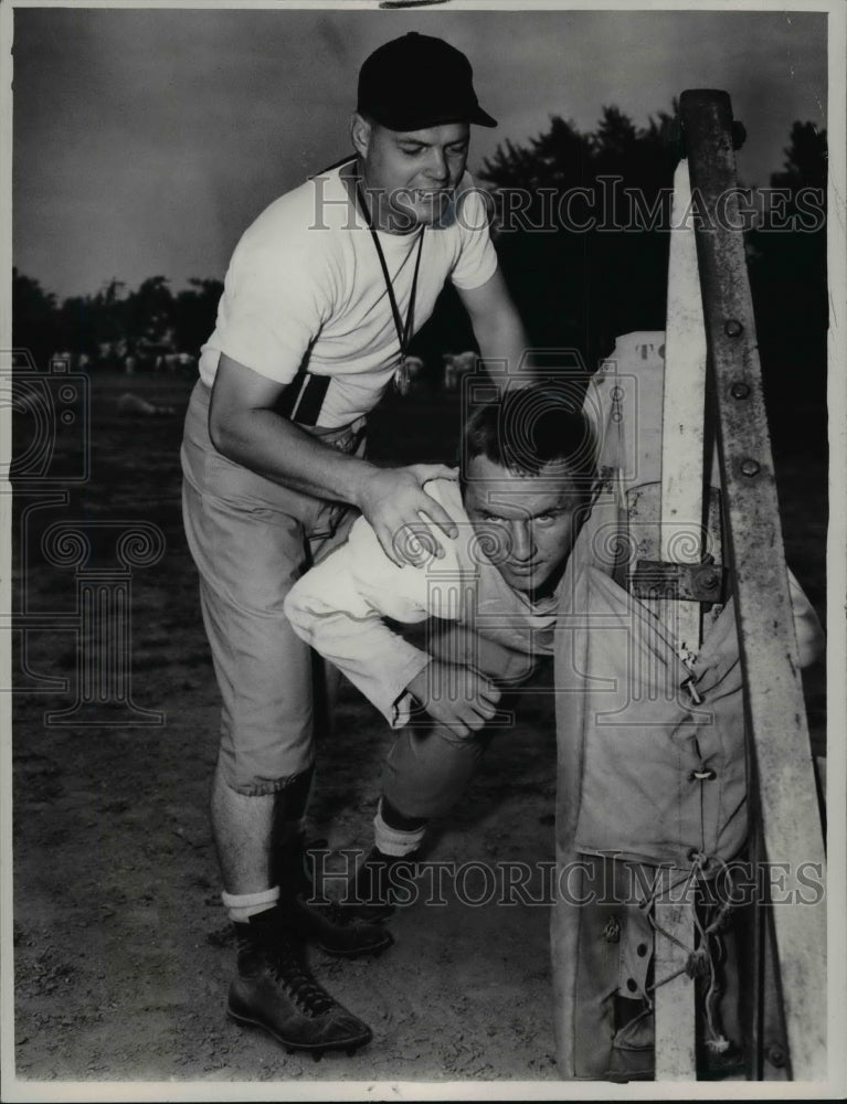 1949 Press Photo George McKennon and Willbur Kern, Cleveland Heights - cvb43178-Historic Images