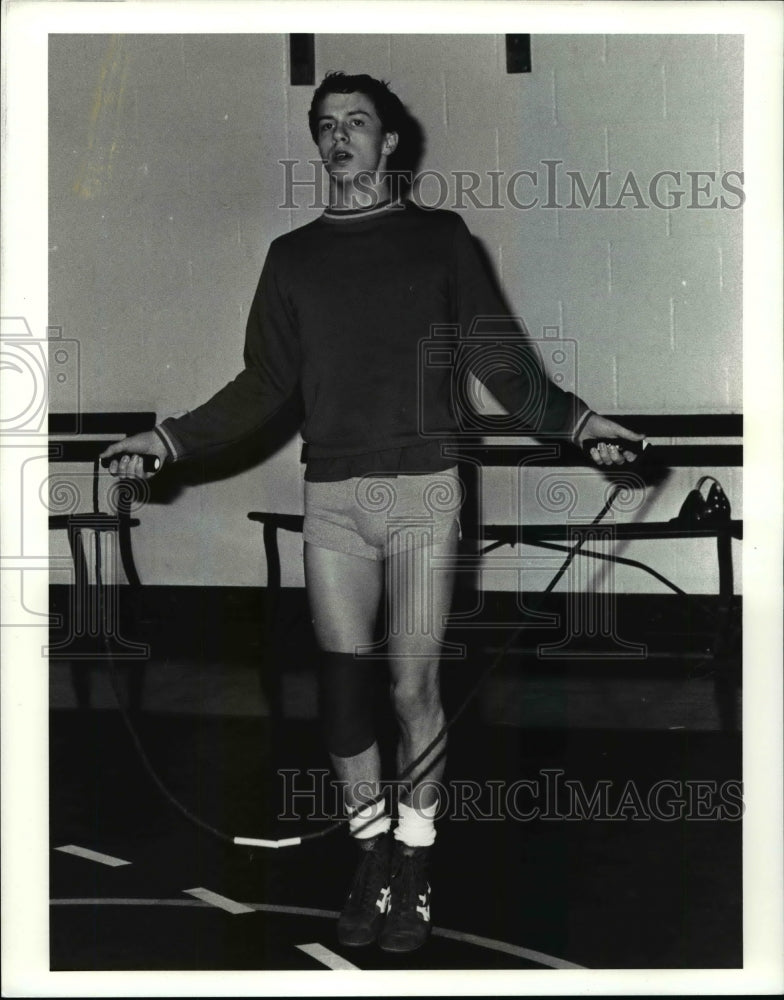 1991 Press Photo Hawkin School wrestler jumps rope to warm up for practice - Historic Images