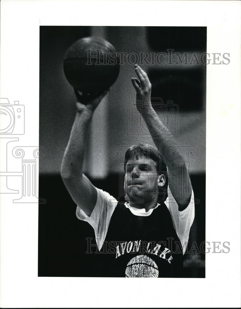Press Photo Avon Lakes Craig Bradley practices his shooting - cvb43335 - Historic Images