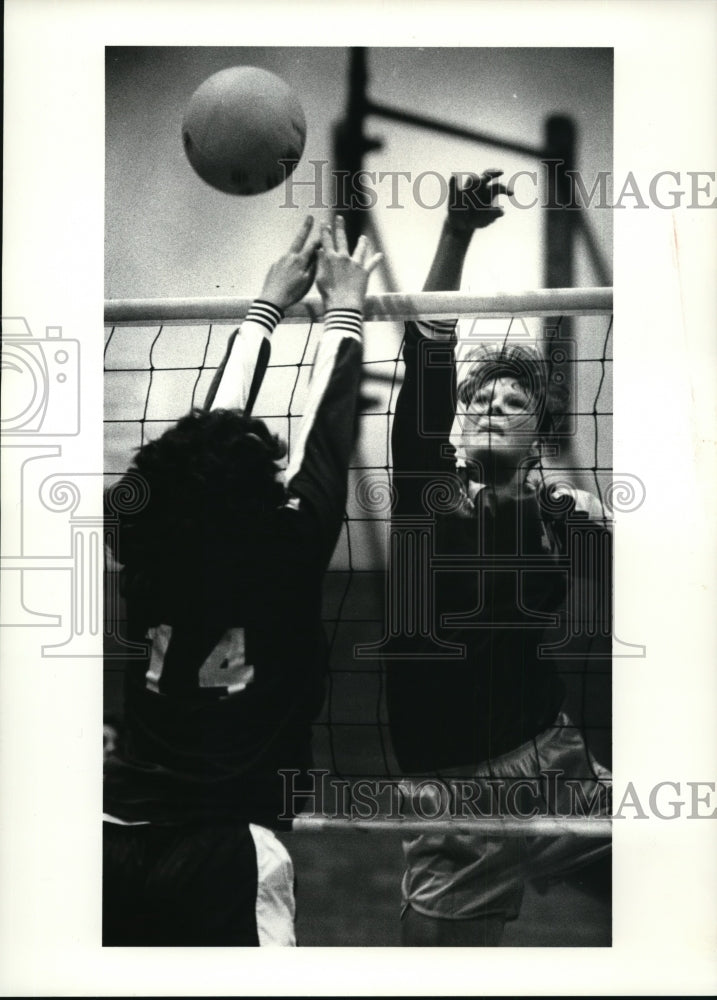 1987 Press Photo Holy Names #14 try to block flip shot by Brecksville #15 - Historic Images