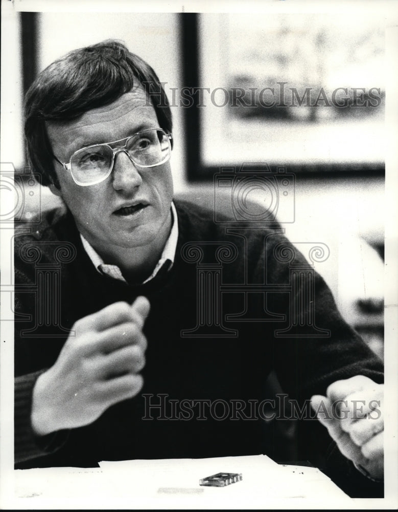 1985 Press Photo Marty Schottenheimer during Q & A interview - cvb43852 - Historic Images