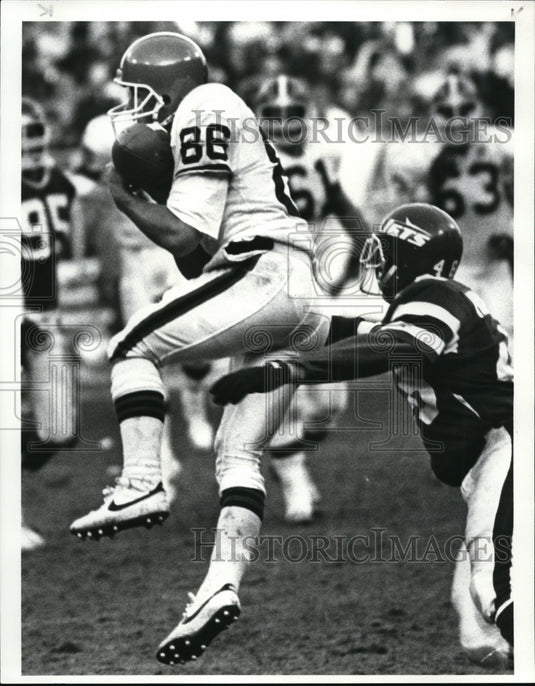 1986 Press Photo Brian Brenan hauls in a Kosar pass for 34 yds. in 4th quarter - Historic Images