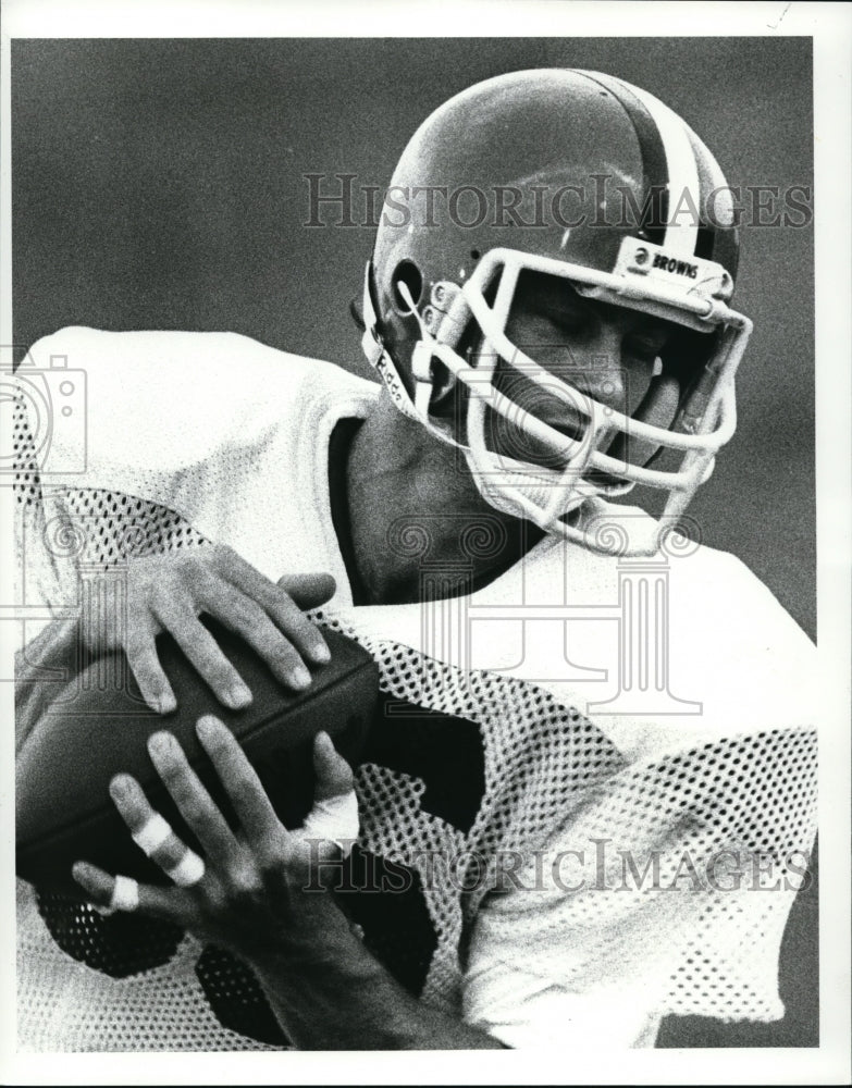 1985 Press Photo Browns wide receiver Tom Brennan catches them - cvb43950- Historic Images