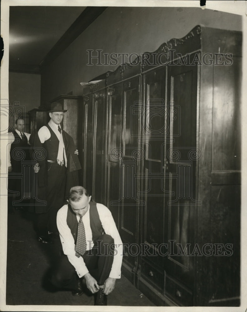 Press Photo Detectives William, Galetz &amp; Shaw by their police station lockers - Historic Images