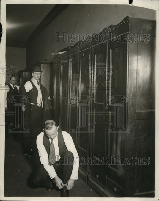 Press Photo Detectives William, Galetz & Shaw by their police station lockers - Historic Images
