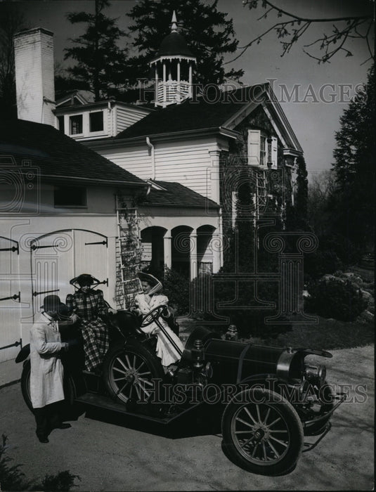 1946 Press Photo Ladies treated with care as they ride a 1909 Rambler, Model 45-Historic Images