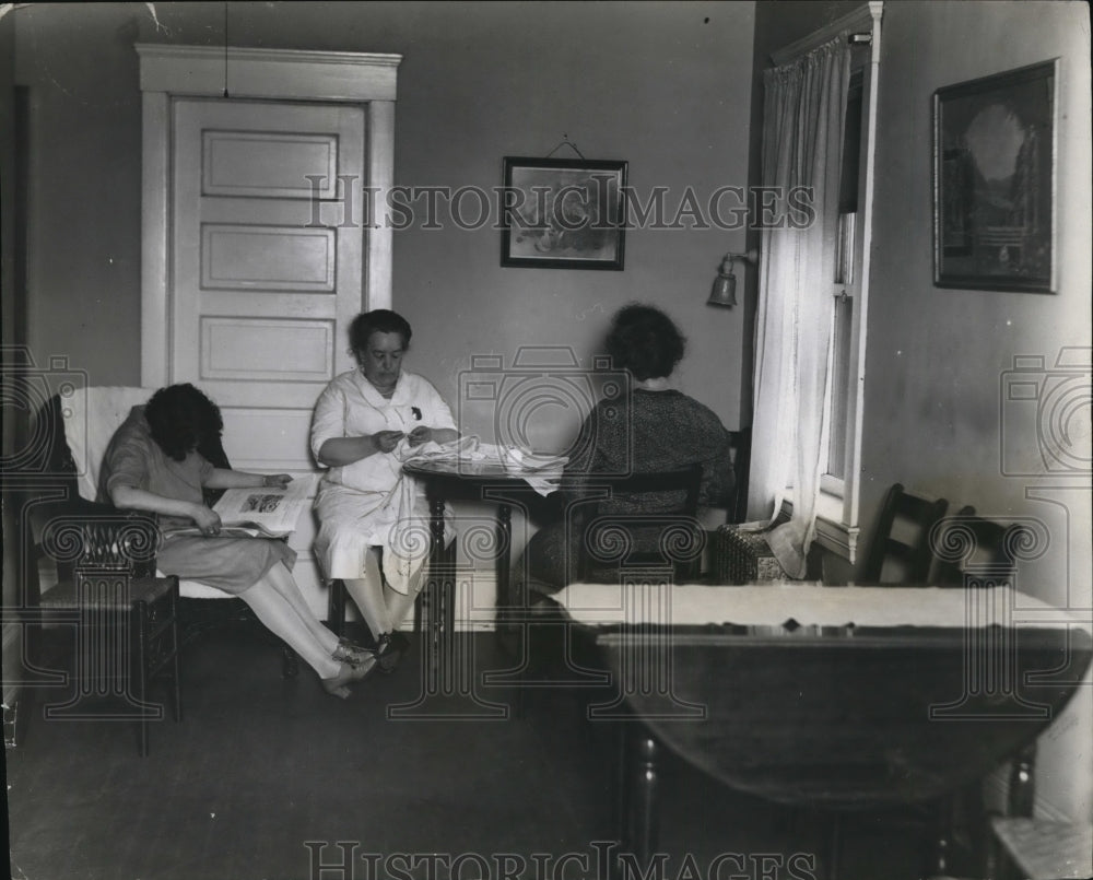 1929 Press Photo A restful lounge in the Women's Police Building on Cedar Avenue - Historic Images