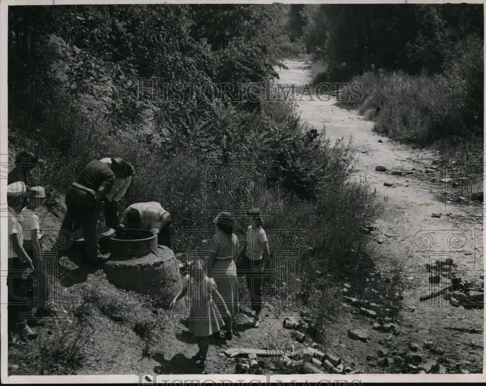 1951 Press Photo City employees search sewers in Big Creek marine off W 105th St - Historic Images