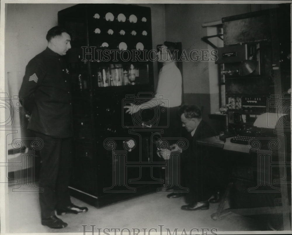 1930 Press Photo Seyt John Weiss and operations in radio control room-Historic Images