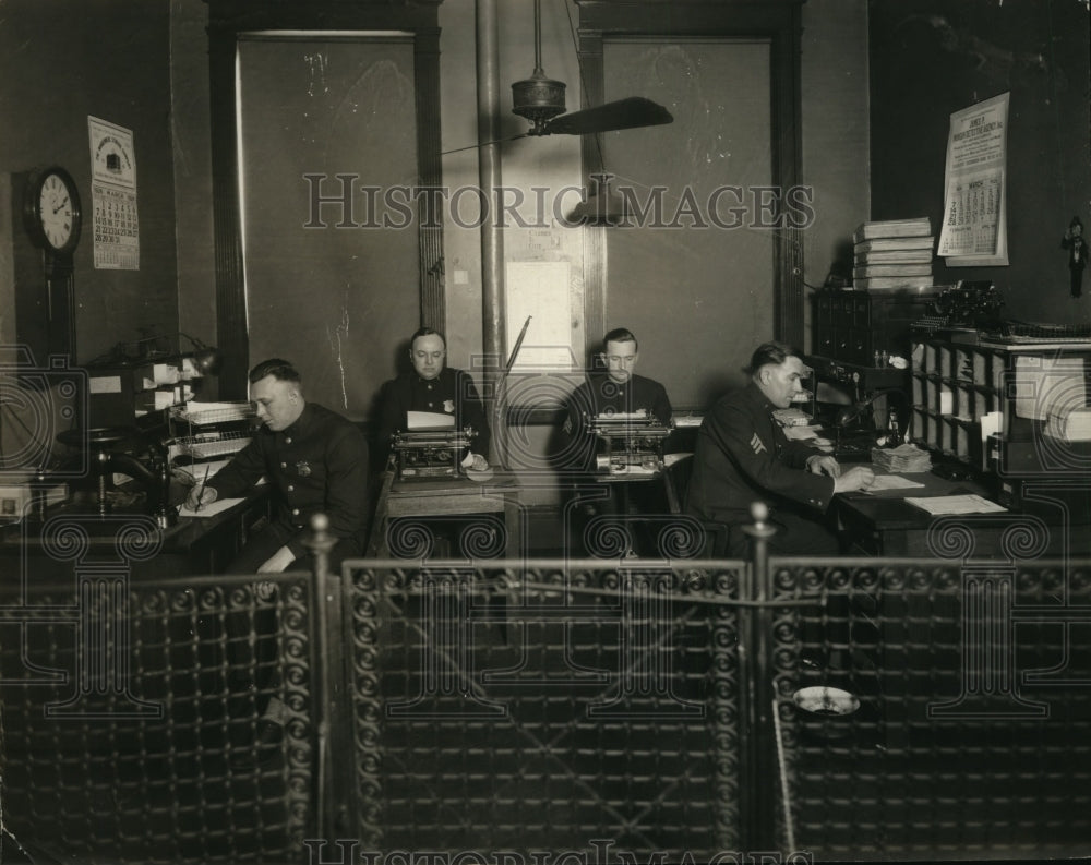 1927 Press Photo L-R; Patrolman Kurk, Lt. Hallauer, Sgt. Leisy & Sgt. Stohlman - Historic Images