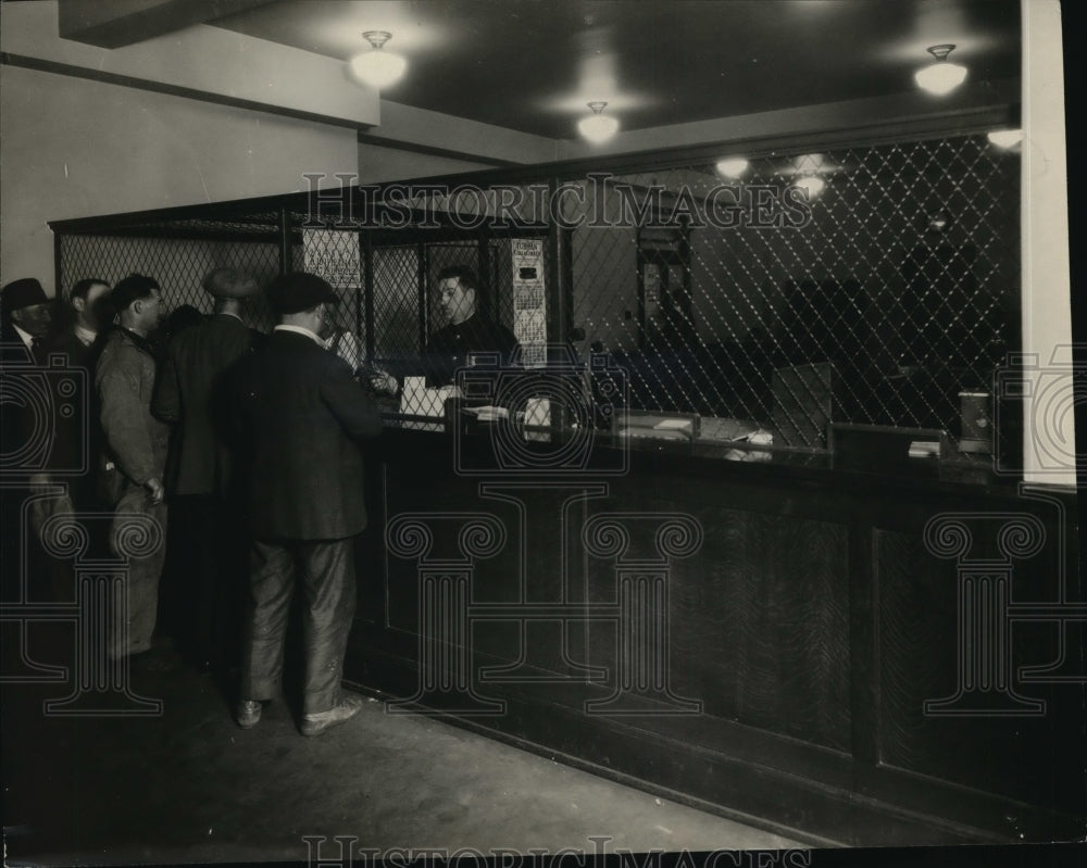 1927 Press Photo Peter Kilbane at traffic cage, new Central Ohio police station. - Historic Images