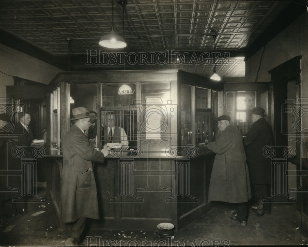 1927 Press Photo Clerk Cage Office - Old Central Police Station - cvb44225 - Historic Images
