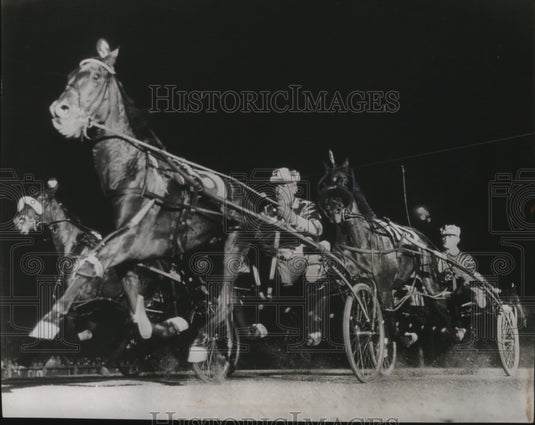 1947 Press Photo Flying Hoofs at Roosevelt Raceway, Abbe Cheer (no.5)- Historic Images