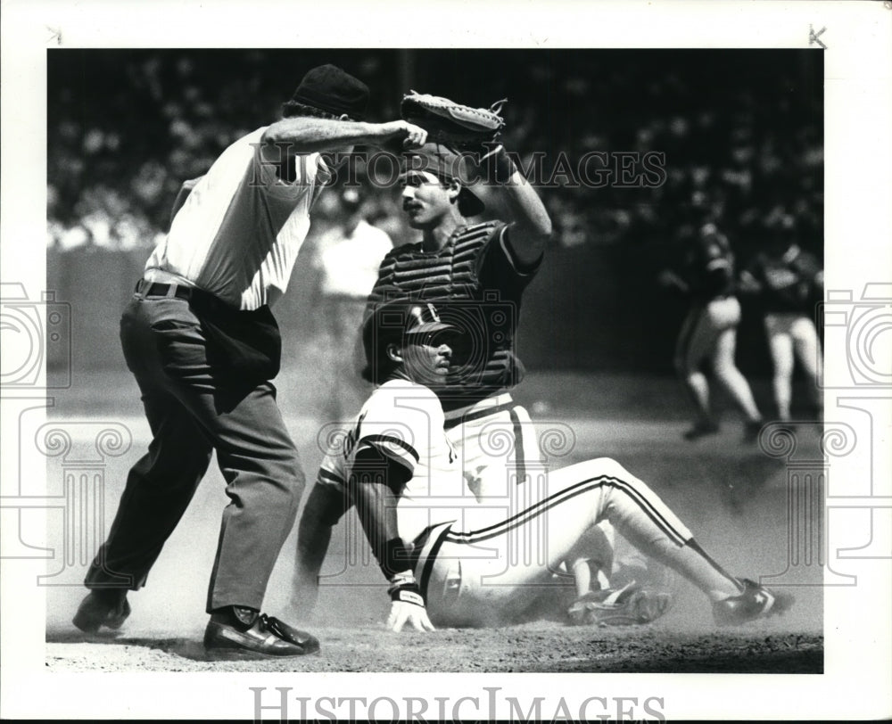 1985 Press Photo Texas Rangers catcher Don Slaught vs Cleveland&#39;s Andre Thorton - Historic Images