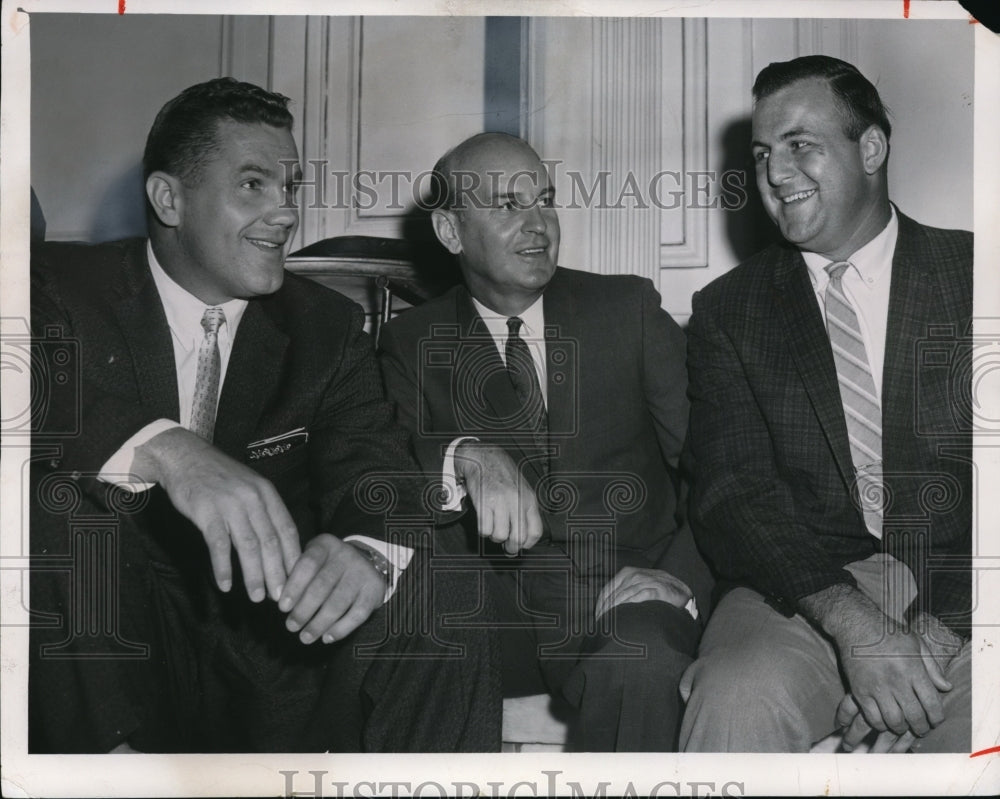 1960 Press Photo Walter Michaels, Coach Paul Brown and Mike McCormack - Historic Images