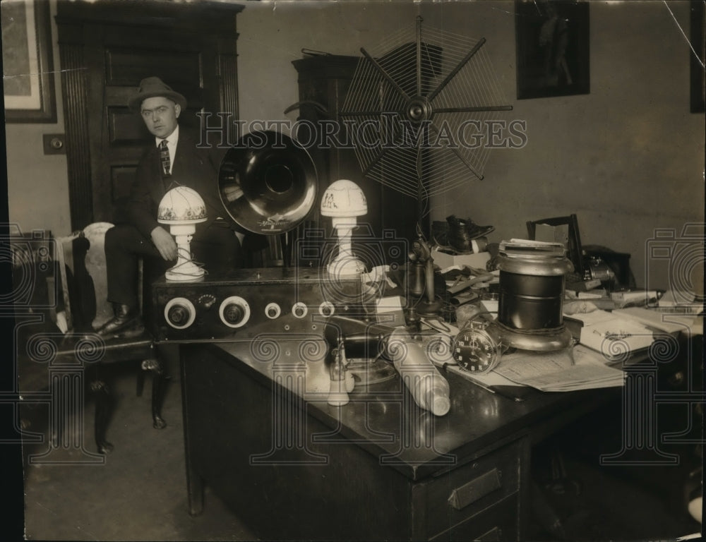 1924,Detective Herbert Murray guarding the loaf found in Bryan Keenan - Historic Images