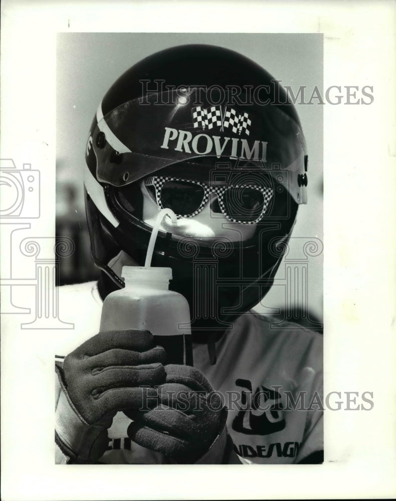 1988 Press Photo Steve Turner , the fueler for arie luyendky, takes a drink - Historic Images