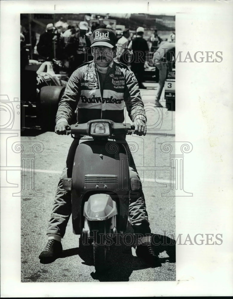 1988 Press Photo Bobby Rahal ride a motor bike into the pits - cvb44686 - Historic Images