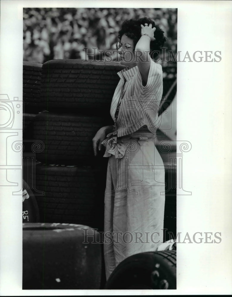 1989 Press Photo Sandra Paffenroth watches the Andretti's at the Bud Grand Prix- Historic Images