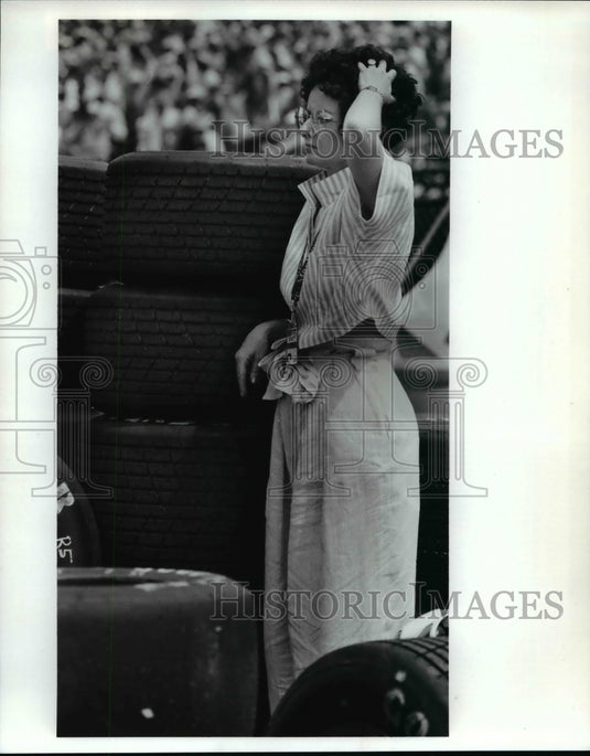 1989 Press Photo Sandra Paffenroth watches the Andretti's at the Bud Grand Prix- Historic Images