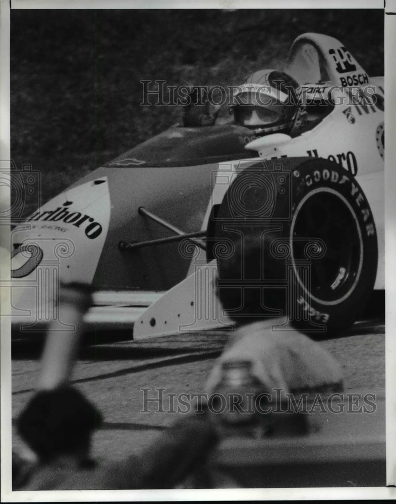 1989 Press Photo Emerson Fittipaldi waves as he enters the pit to winners circle - Historic Images