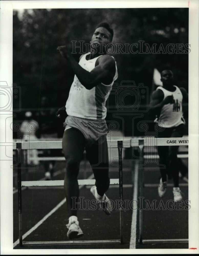 1991 Press Photo Willie Hibler, East Tech hurdler wins 300 meter semifinals. - Historic Images