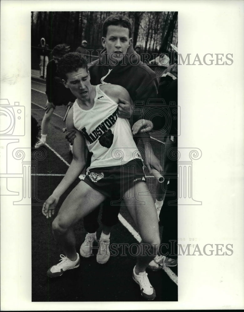 1990 Press Photo Greg Sabol being helped by Todd McMillen after relay win - Historic Images