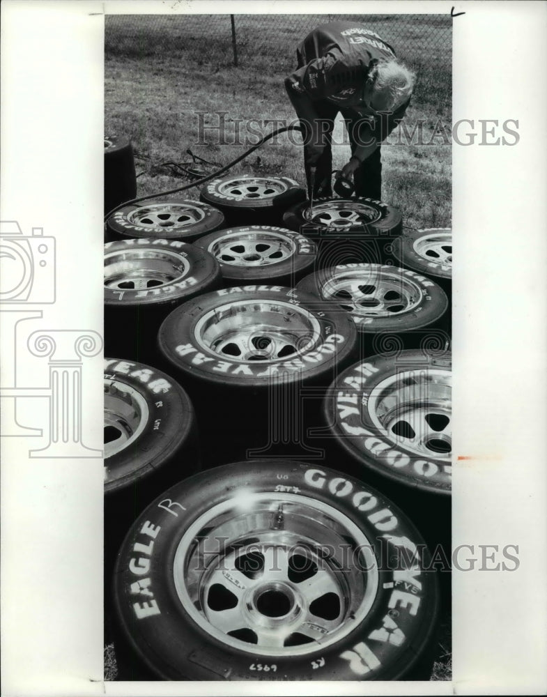 1991 Press Photo Nigle Bloom check the tire pressure in Eddie Cheevers pits. - Historic Images