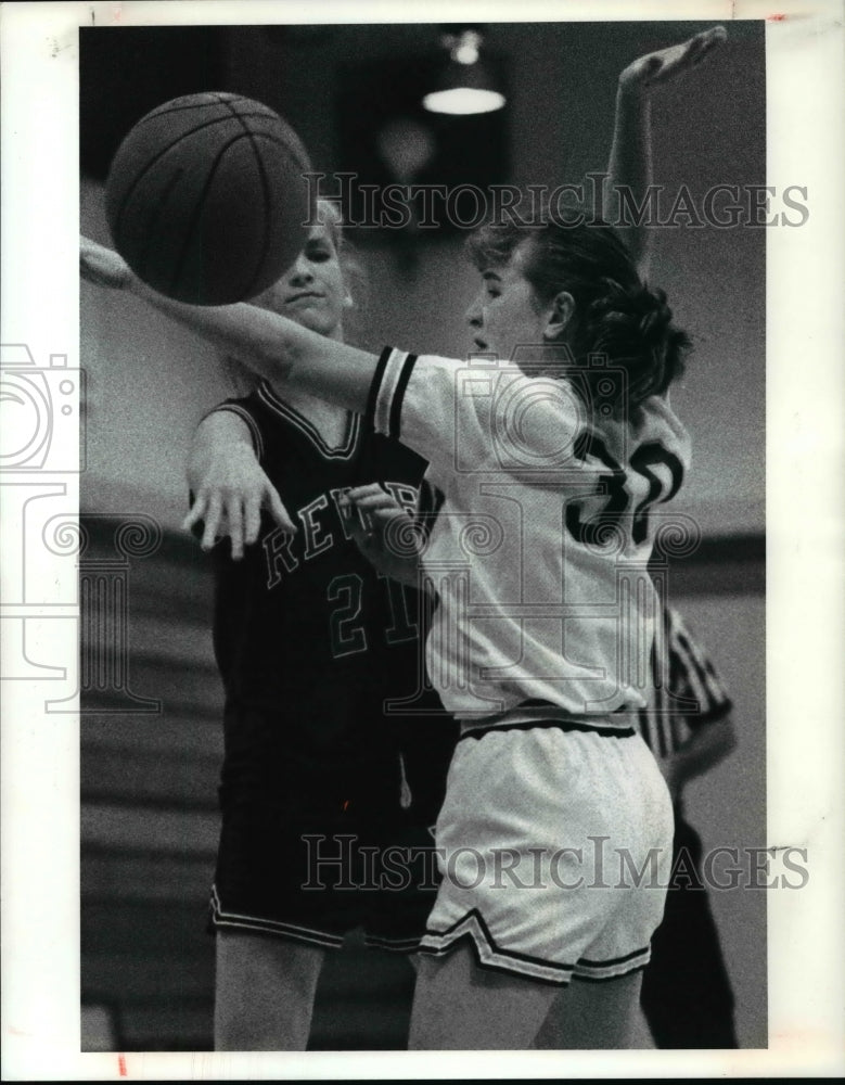 1990 Press Photo Molly McCann, Revere, passes ball by Tracy Snelling, basketball- Historic Images