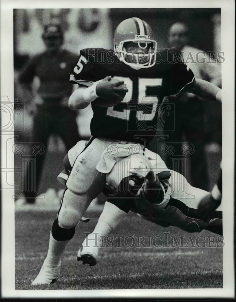 1984 Press Photo Browns&#39; Charlie White gains short yards in the 4th quarter - Historic Images