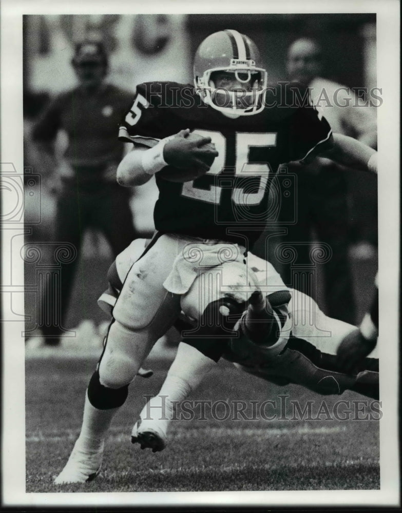 1984 Press Photo Browns' Charlie White gains short yards in the 4th quarter - Historic Images
