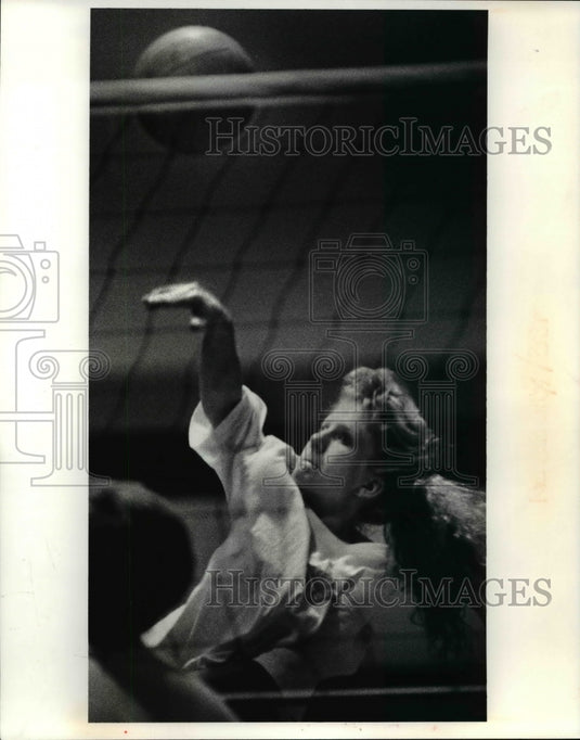 1990 Press Photo Newbury High's Lori Fellenstein spike the ball during practice- Historic Images