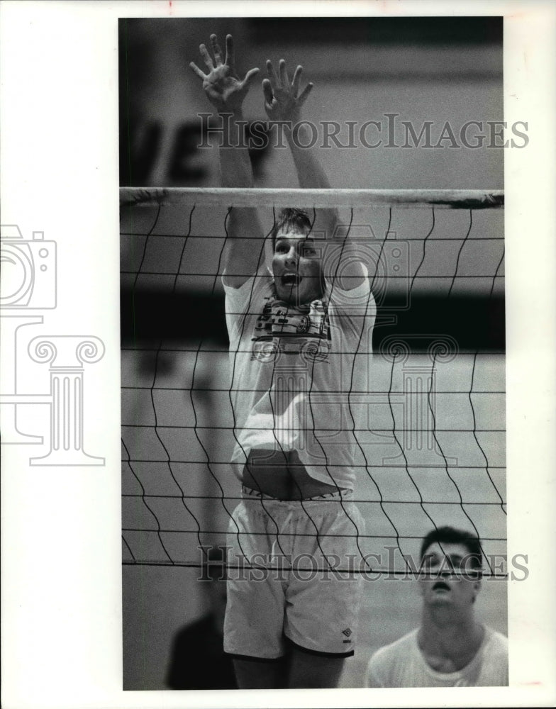 1991 Press Photo Dean Titus, North Olmsted goes up to block a shot - cvb44812 - Historic Images