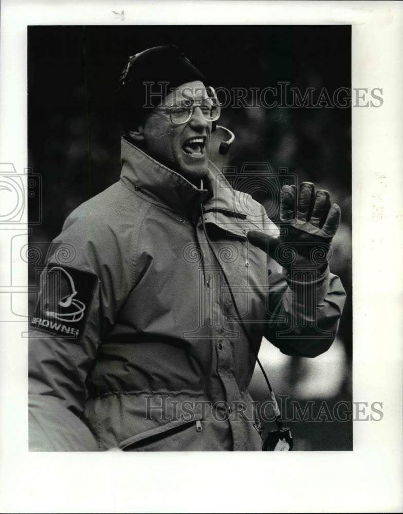 Press Photo Head coach call out play - cvb44818- Historic Images