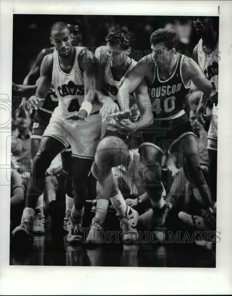 1989 Press Photo Ron Harper, Chris Dudley and Tim McCormick fight for loose ball- Historic Images