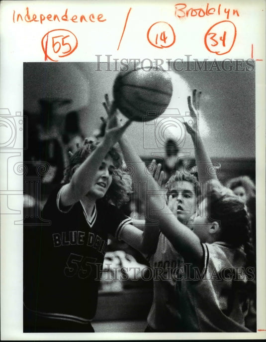 Press Photo Independence-Stephanie Dolega vs Brookpark's Esper, Deka-basketball - Historic Images
